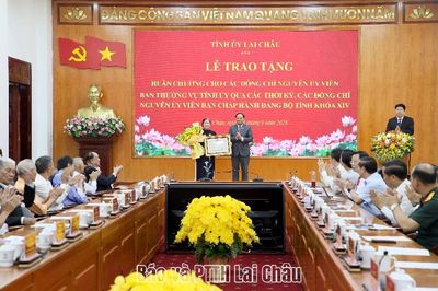 Lễ trao tặng Huân chương Nhà nước và gặp mặt các đồng chí nguyên Ủy viên Ban Thường vụ Tỉnh ủy qua các thời kỳ, nguyên Ủy viên Ban Chấp hành Đảng bộ tỉnh khóa XIV