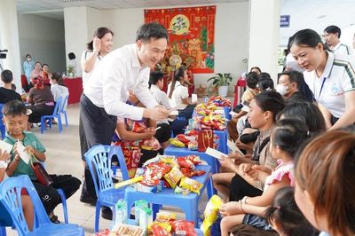 Trung thu yêu thương với bệnh nhi tại Bệnh viện Đa khoa tỉnh