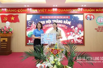 Liên đoàn Lao động tỉnh trao hơn 100 suất quà, học bổng nhân dịp Tết Trung thu