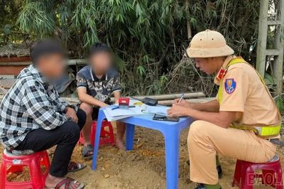 Học sinh chưa đủ tuổi lái xe “thông chốt” vẫn không thoát