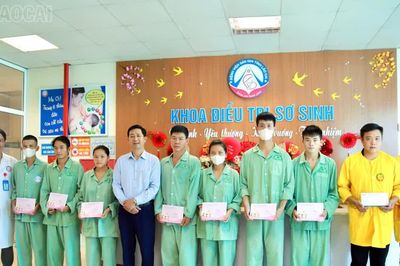 Thăm, tặng quà Trung thu cho bệnh nhi tại Bệnh viện Sản - Nhi tỉnh