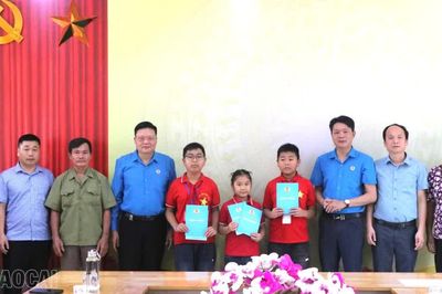 Liên đoàn Lao động tỉnh tặng quà Tết Trung thu cho trẻ em mồ côi là con đoàn viên, người lao động