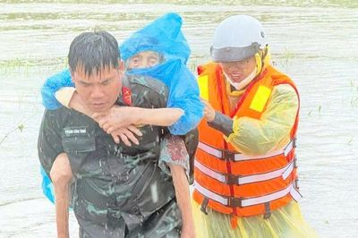 Các đơn vị, địa phương tỉnh Lâm Đồng hỗ trợ người dân khắc phục hậu quả mưa lũ