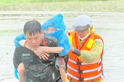 Hơn 1.000 nhà ngập sâu, phường Bình Thuận cấm lưu thông qua cầu Đúc