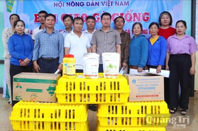 Bàn giao gà giống cho các hộ dân xã Nam Trạch