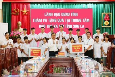 Đồng chí Phó Chủ tịch Thường trực UBND tỉnh thăm, tặng quà Trung tâm Bảo trợ xã hội tỉnh nhân dịp Tết Trung thu
