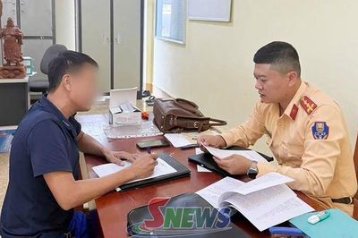 Xử phạt tài xế vượt xe nguy hiểm trên quốc lộ 6