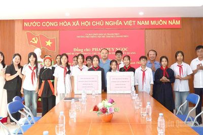Chủ tịch UBND tỉnh Phan Huy Ngọc tặng quà Tết Trung thu tại một số đơn vị