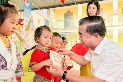 Đồng chí Phó Chủ tịch Thường trực HĐND tỉnh tặng quà Trung thu cho trẻ em xã Văn Lăng