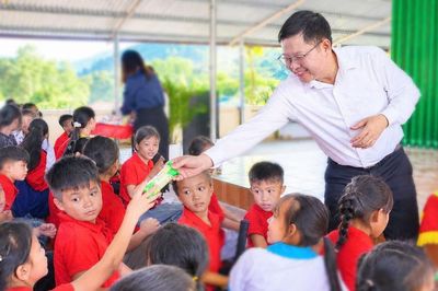 Đồng chí Đinh Quang Tuyên tặng quà Trung thu cho học sinh khó khăn xã Thượng Quan