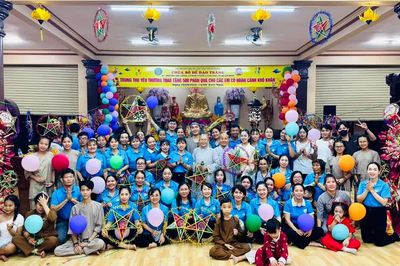 TP.HCM: Chùa Bồ Đề Đạo Tràng và Sùng Hưng trao quà trung thu đến các em thiếu nhi khó khăn