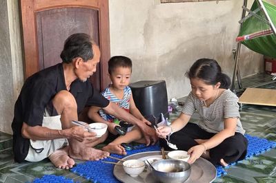 Cô giáo quên mình cứu bé trai trước đầu xe tải