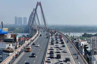 Hà Nội: Cầu Nhật Tân có thêm biển báo giữ khoảng cách an toàn, vạch kẻ chia cự ly