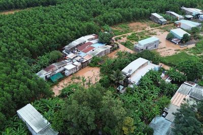 Nhiều tuyến đường, khu dân cư ở Phước Tân lại ngập nặng do nước sông Buông dâng cao