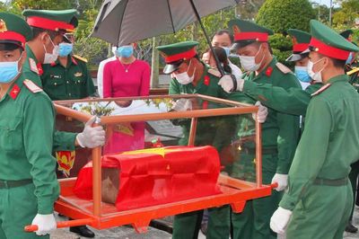 Gần 200 phần mộ liệt sĩ tại Cà Mau được lấy mẫu sinh phẩm xác định danh tính