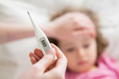 Nhiều trẻ suy hô hấp chỉ sau vài ngày ho, sốt, cha mẹ cần lưu ý điều gì?