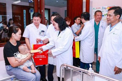 Chủ tịch MTTQ Việt Nam thăm, tặng quà Trung thu cho trẻ em tại Bệnh viện Nhi Trung ương