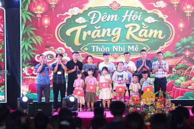 Trung thu đầu tiên sau sáp nhập, người dân Nhị Mễ (Hưng Yên) cùng quây quần bên lửa trại