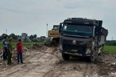 Khởi tố đối tượng tổ chức đổ trái phép hơn 4.500 tấn chất thải xây dựng
