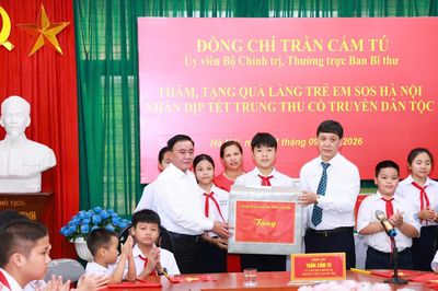 Thường trực Ban Bí thư Trần Cẩm Tú thăm, tặng quà tại Làng trẻ em SOS Hà Nội