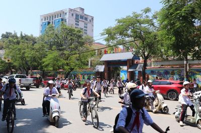 Cổng trường giờ cao điểm - Nỗi lo mất an toàn giao thông hiện hữu