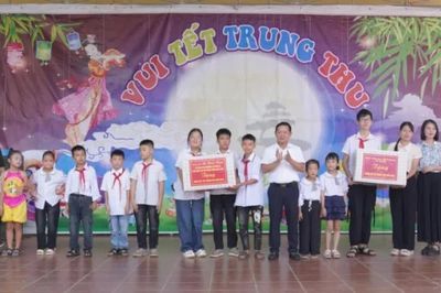 Phó Chủ tịch HĐND tỉnh Lã Hoài Nam tham dự Tết Trung thu tại Trường Phổ thông nội trú Tiểu học và THCS Quang Hán
