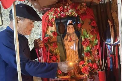 Độc đáo tục rước 'bà tiên' về thờ tại gia đình ở Bản Chu