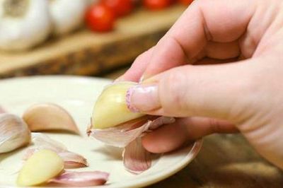 Bóc cả bát tỏi không cần ngồi cặm cụi cả buổi, thử 4 mẹo này vỏ bong nhanh, tay đỡ ám mùi