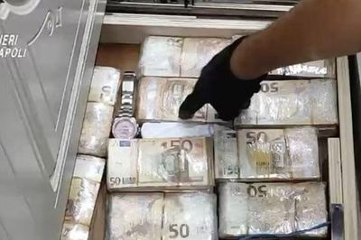 Cảnh sát đập tường, lật sàn và phát hiện hơn 600 cọc tiền mặt trị giá 95 tỷ đồng trong căn nhà của băng xã hội đen, phải lấy hàng loạt xô nhựa để đưa tiền ra ngoài