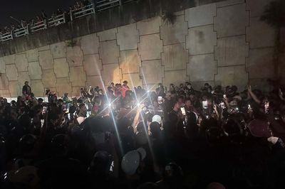Người phụ nữ chặn đầu ô tô nghi đánh ghen, đám đông vây kín livestream