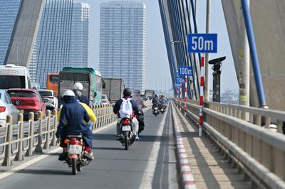 Cầu Nhật Tân được sơn, kẻ loạt biển báo, vạch đo khoảng cách