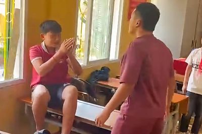 Lào Cai: Nam sinh lớp 9 dùng chổi đánh bạn, bị can ngăn vẫn tiếp tục ra tay
