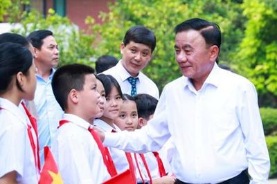 Thường trực Ban Bí thư Trần Cẩm Tú thăm, tặng quà tại Làng trẻ em SOS Hà Nội