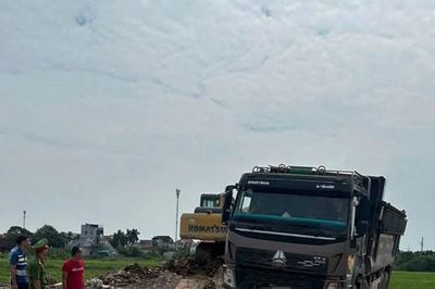 Khởi tố đối tượng đổ trái phép hơn 4.500 tấn chất thải xây dựng