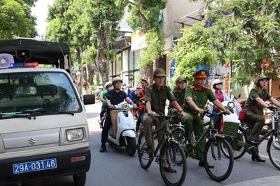 Tổ tuần tra xe đạp giữ bình yên phố phường