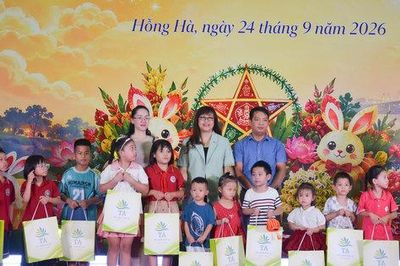 Rộn ràng 'Đêm hội trăng rằm' phường Hồng Hà
