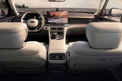 Sedan cao cấp cùng cỡ Toyota Camry giá 480 triệu đồng thiết kế sang chảnh, động cơ PHEV, công nghệ hỗ trợ lái