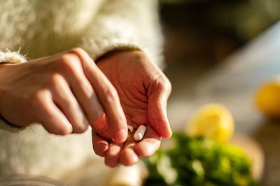 Dầu cá, glucosamine, vitamin D có thực sự tốt cho não người lớn tuổi?