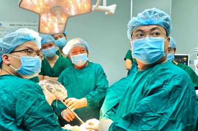 Hai người bệnh được phẫu lồng ngực đầu tiên tại Bệnh viện Phổi Nghệ An được xuất viện
