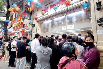 Hàng bánh Trung thu truyền thống trên phố Thụy Khê, mỗi khách chỉ được mua 1 cặp