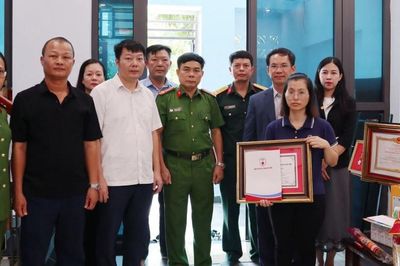 Truy tặng Bằng Tri ân và Ghi công Trung tá Trần Văn Tùng