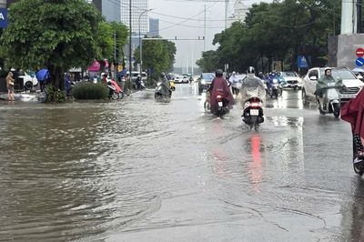 Cảnh báo mưa dông kèm lốc sét khu vực nội thành Hà Nội