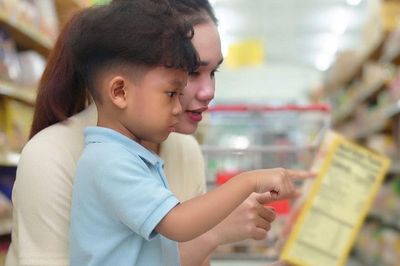 Hướng dẫn trẻ đọc nhãn dinh dưỡng để chọn thực phẩm lành mạnh