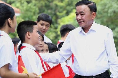 Thường trực Ban Bí thư Trần Cẩm Tú thăm, tặng quà Trung thu Làng Trẻ em SOS Hà Nội