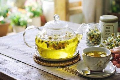Vì sao người khó ngủ nên uống trà hoa cúc sau bữa tối?