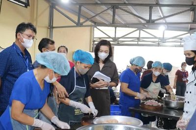 Hà Nội kiểm tra làm rõ phản ánh bữa ăn 'toàn tóp mỡ' tại trường tiểu học Quảng Bị 1
