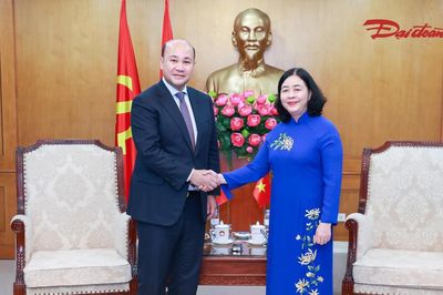 Chủ tịch Bùi Thị Minh Hoài tiếp Đoàn đại biểu cấp cao Hội Liên hiệp thanh niên Campuchia