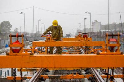 Công nhân đội mưa gấp rút thi công tuyến tàu điện LRT ở Phú Quốc