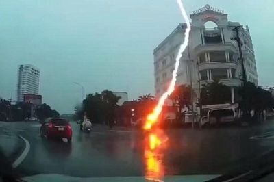 Khoảnh khắc sét đánh trúng người đi xe máy trên đường ở Nghệ An