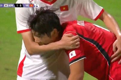 Cầu thủ U23 Hàn Quốc cắn trung vệ Việt Nam cao 1,96 m